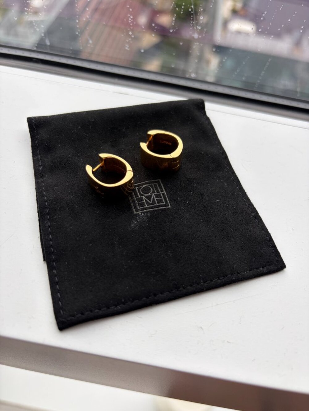 TOTEME Gold-plated enamel hoop earrings - Picture 3 of 3